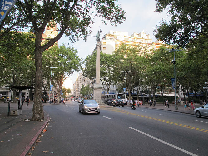 2016-02-05_1918_montevideo_plaza-cagancha-column
