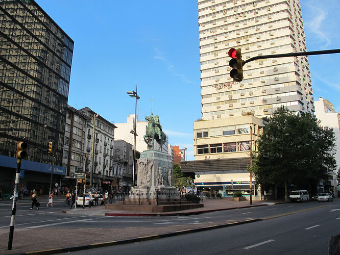 2016-02-05_1857_montevideo_plaza-monument-and-tower