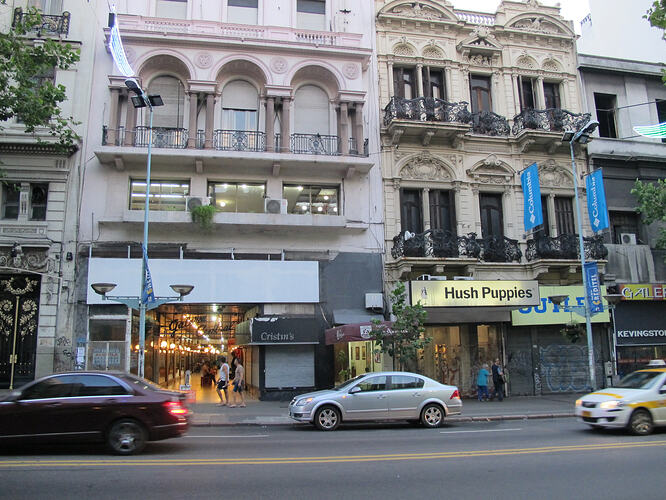 2016-02-05_1942_montevideo_old-facades-shopfronts