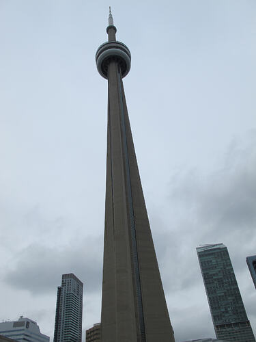 13_cn-tower-from-below