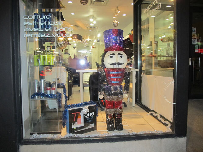 17_shop-window-nutcracker