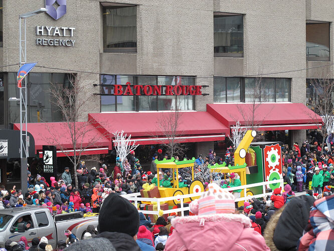 04_parade-float-with-balloon