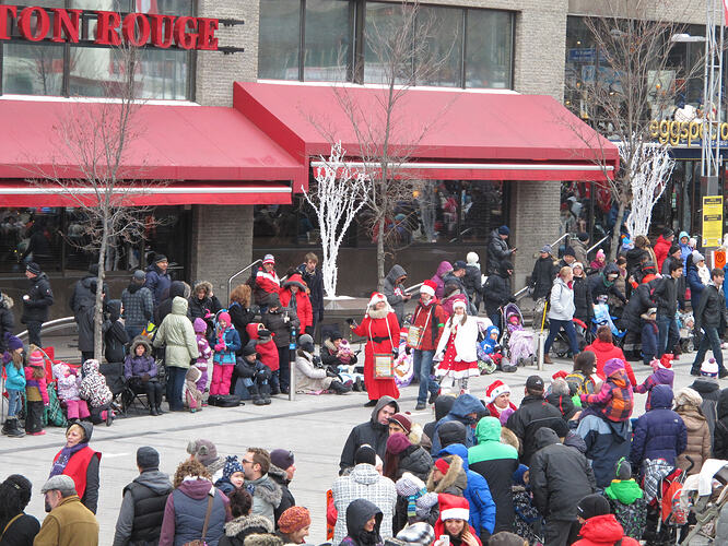 01_santa-parade-street