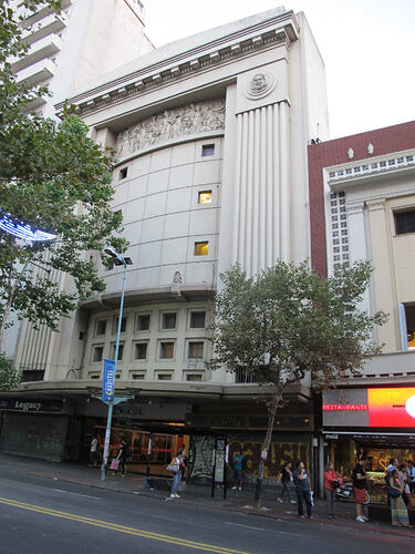 2016-02-05_1945_montevideo_art-deco-cinema-crowd