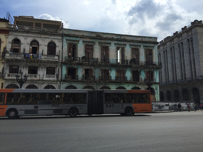 03_centro-habana-colorful-block-bus