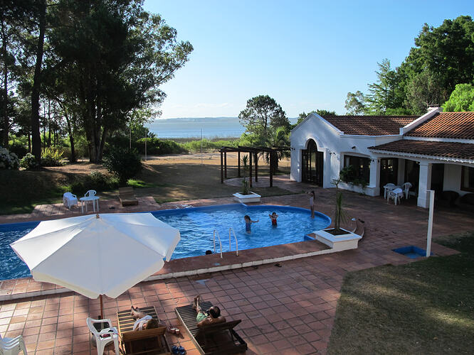 2016-02-06_1721_punta-del-este_hotel-pool-2