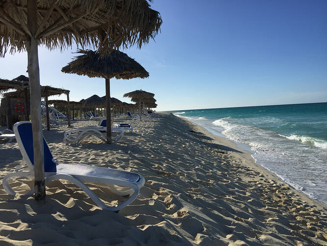 17_cayo-beach-umbrellas