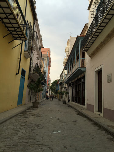 01_habana-vieja-narrow-street
