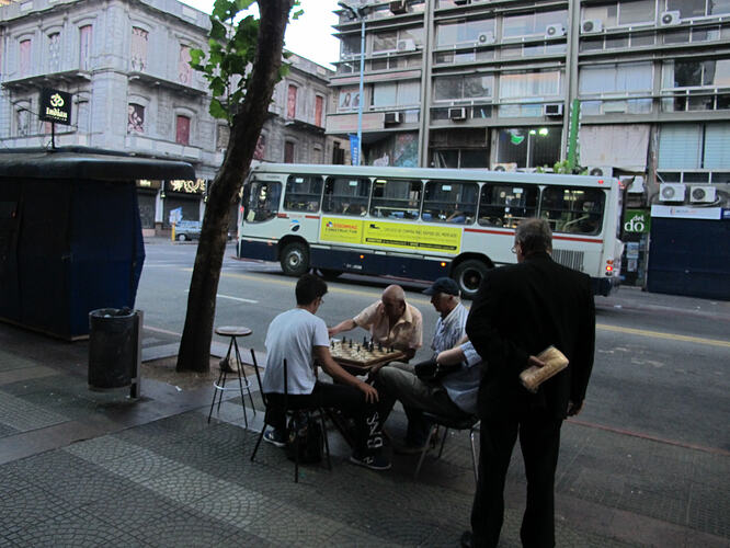 2016-02-05_1946_montevideo_street-chess-players