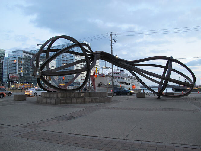 14_loop-sculpture