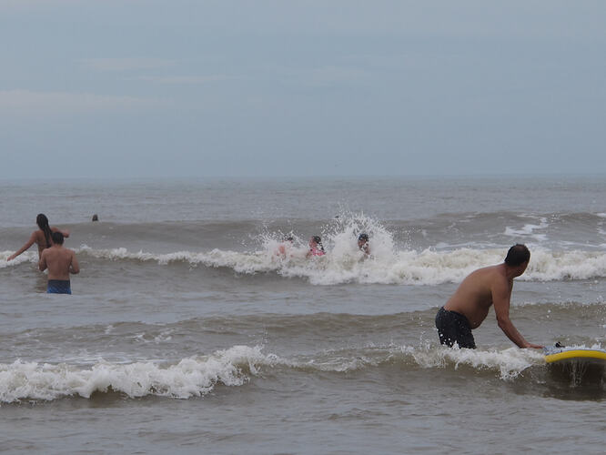 2016-02-08_1241_punta-del-este_swimmers-in-the-surf