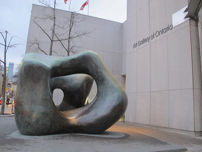 24_henry-moore-at-the-ago
