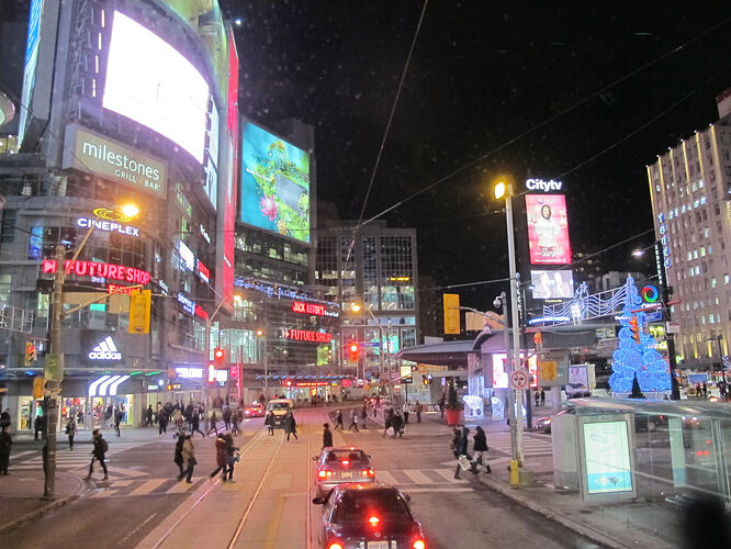 25_yonge-street-at-night