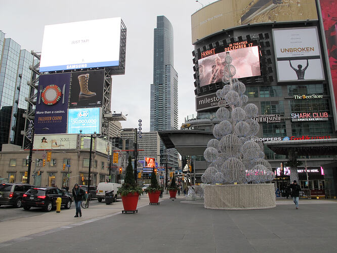 03_yonge-dundas-square