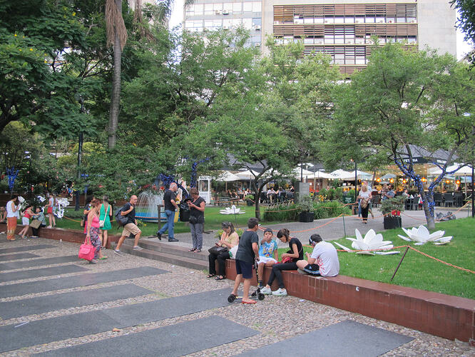 2016-02-05_1936_montevideo_plaza-fabini-flower-sculptures