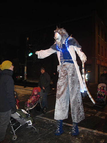 15_stilt-walker