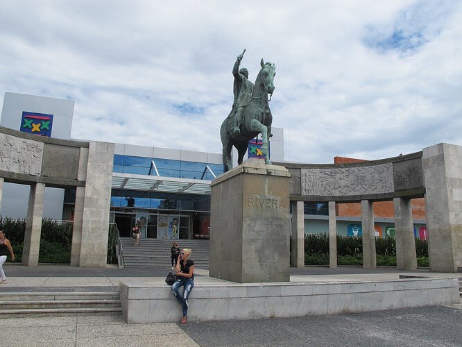 2016-02-06_1141_montevideo_rivera-equestrian-monument