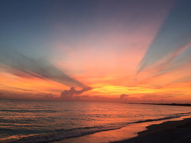 18_cayo-sunrise-streaked-clouds