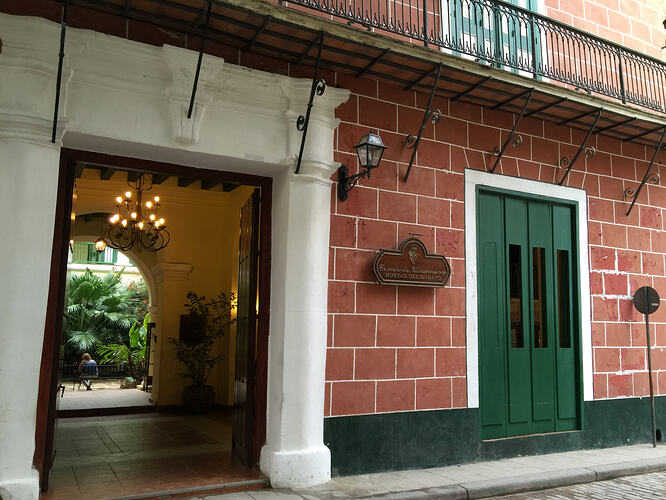03_habana-vieja-red-house-green-doors