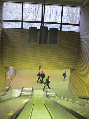 25_metro-escalator