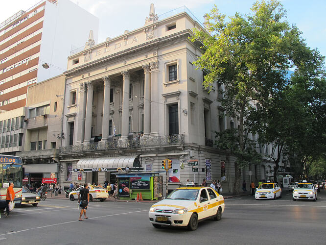 2016-02-05_1904_montevideo_18-de-julio-taxi-crossing