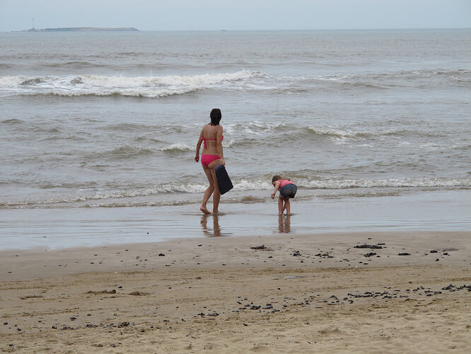 2016-02-08_1341_punta-del-este_mother-and-child-at-waters-edge