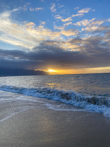 03-shorebreak-wave-rolling-in-at-golden-hour