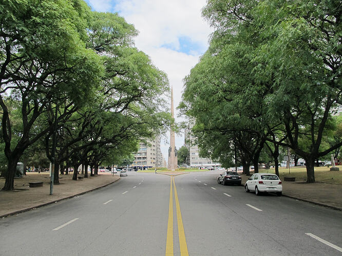 2016-02-06_1210_montevideo_obelisco-tree-lined-avenue