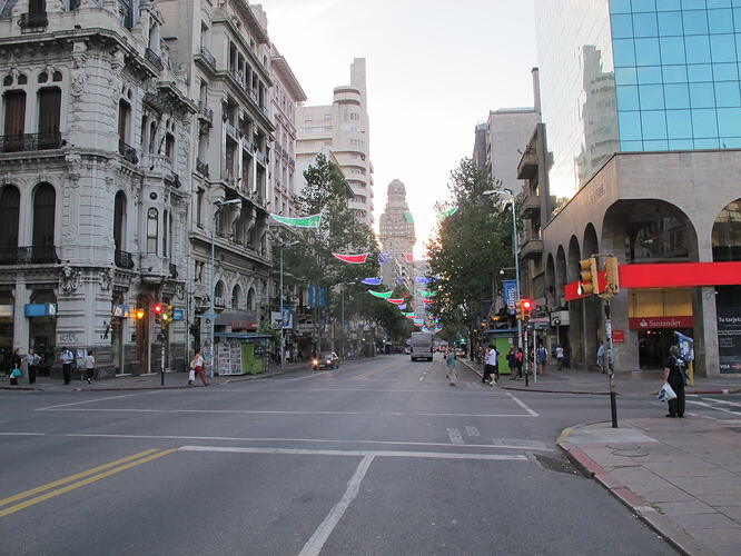 2016-02-05_1940_montevideo_empty-18-de-julio