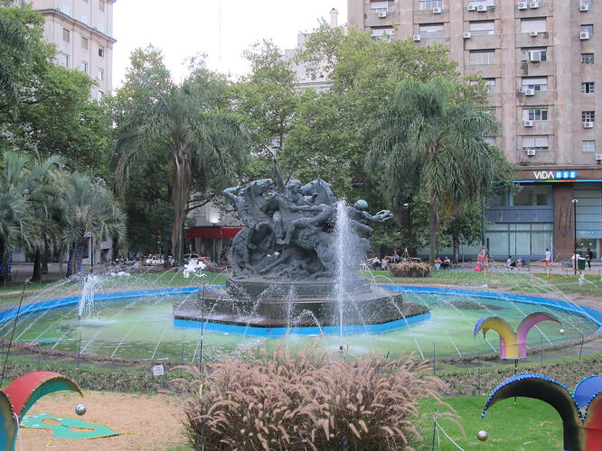 2016-02-05_1935_montevideo_plaza-fabini-fountain