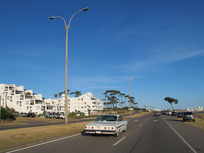 2016-02-06_1836_punta-del-este_impala-on-the-road