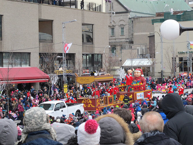 02_parade-float