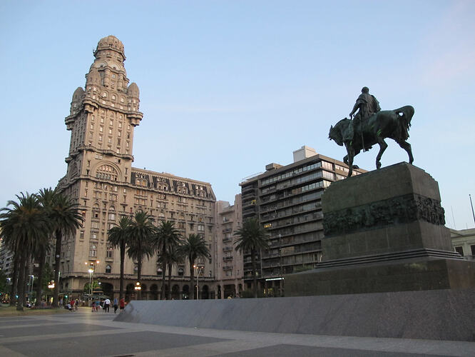 2016-02-05_2000_montevideo_palacio-salvo-and-artigas-2