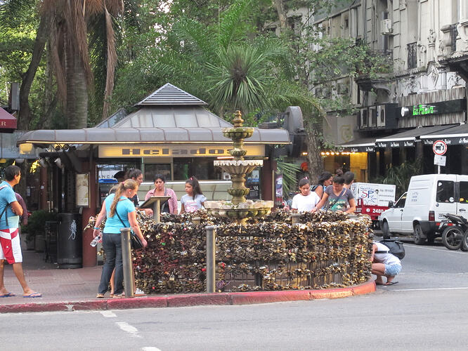 2016-02-05_1907_montevideo_fuente-de-los-candados-love-locks