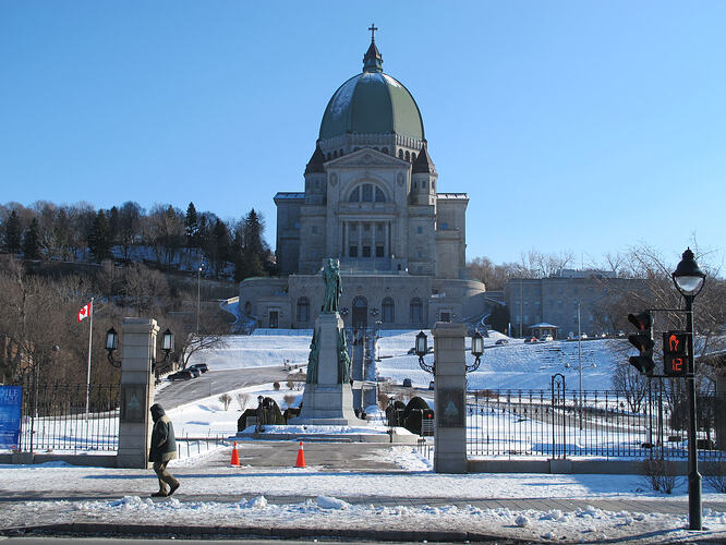 15_saint-joseph-oratory-from-the-street