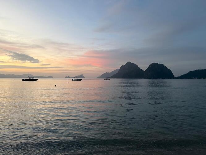 el-nido-pastel-sunset-bay-boats