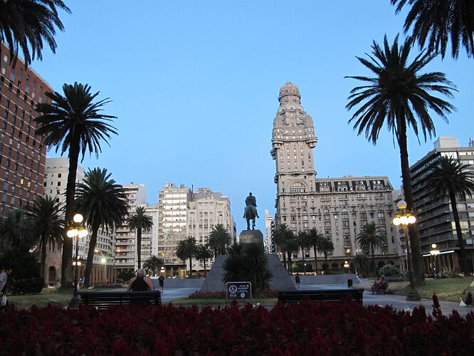 2016-02-05_2003_montevideo_plaza-independencia-dusk-3